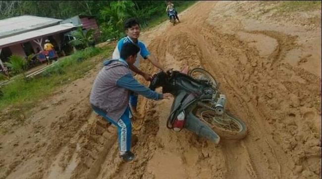 Banyak Siswa Terlambat karena Jalan Berlumpur di Kuansing